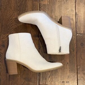 Universal Thread White Textured Faux Leather Ankle Boots - Women’s 9